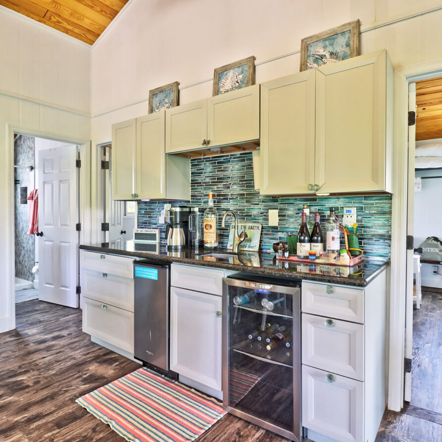 Lil Gecko - Wet Bar